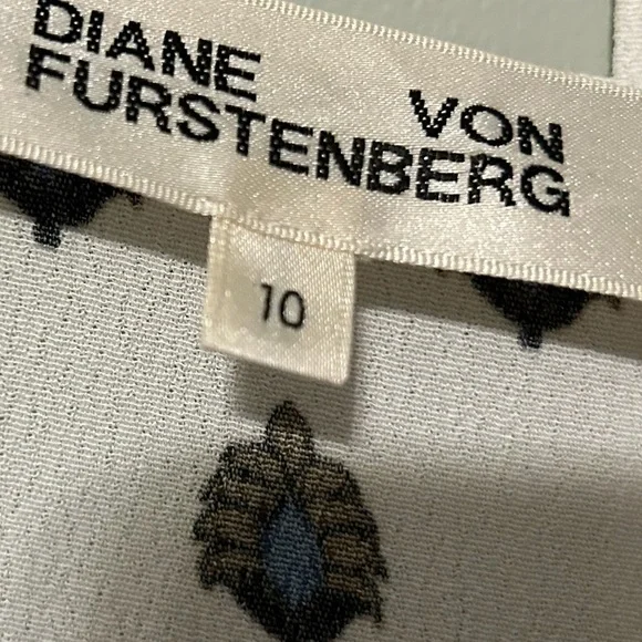 Diane Von Furstenberg Emilia Wrap Dress
Print Crepe 10 - Picture 3 of 3